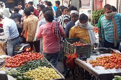 தில்லியில் முழு முடக்கம்: சந்தையில் அலைமோதிய கூட்டம்