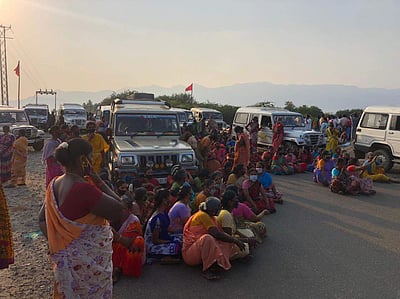 கேரள எல்லைக்குச் செல்ல மருத்துவப் பரிசோதனை: பெண் தொழிலாளர்கள் சாலை மறியல்