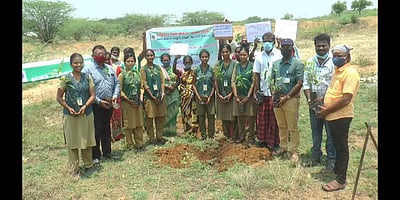 மரக்கன்று நட்டு விழிப்புணர்வு ஏற்படுத்திய வேளாண் கல்லூரி மாணவிகள்