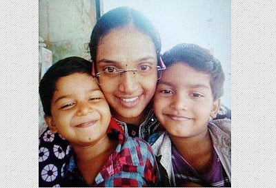 பட்டாசுக்கடை தீ விபத்தில் 2 பிள்ளைகளை பறிகொடுத்த தாய் ரயில் முன் பாய்ந்து தற்கொலை