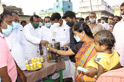 திமுக சார்பில் பொதுமக்களுக்கு முகக்கவசம், கபசுர குடிநீர் வழங்கல்