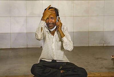 நிரம்பும் மருத்துவமனை: தெருக்களில் உறங்கும் கரோனா நோயாளிகள்