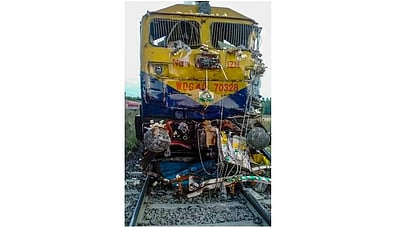 உ.பி.யில் வாகனங்கள் மீது ரயில் மோதல்: 5 பேர் பலி