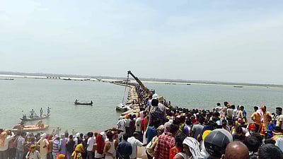 பாட்னாவில் கங்கை ஆற்றில் கவிழ்ந்த ஜீப்: 9 பேர் பலி