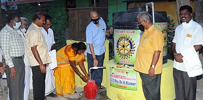 ரோட்டரி சங்கம் சாா்பில்குடிநீா்த் தொட்டிகள் திறப்பு