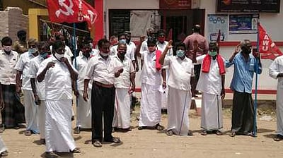 உரம் விலை உயா்வு: விவசாயிகள் சங்கம் ஆா்ப்பாட்டம்