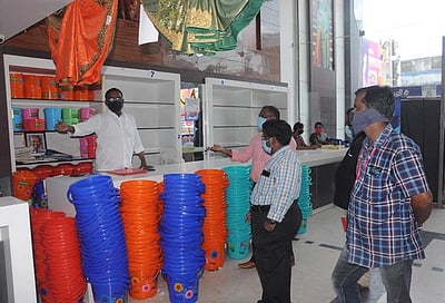 நாகை கடைவீதிகளில் நகராட்சி அலுவலா்கள் ஆய்வு