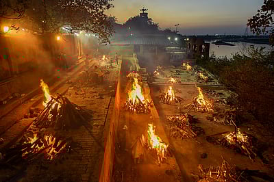 சுடுகாட்டில் நிரம்பி வழியும் சடலங்கள் - படங்கள்