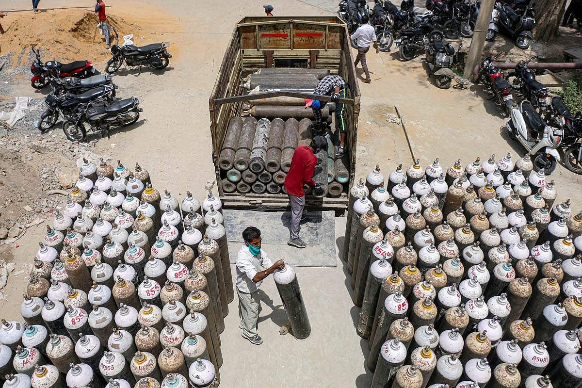 நாடு முழுவதும் ஆக்சிஜன் சிலிண்டர் தேவை அதிகரித்துள்ள நிலையில், அஜ்மீரில் உள்ள ஜவஹர்லால் நேரு மருத்துவமனைக்கு ஆகிசிஜன் சிலிண்டர்களை ஏற்றும் தொழிலாளர்கள்.