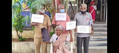 வாலாஜாபேட்டையில் 98 வயது மூதாட்டி கருப்புக் கொடி ஏந்தி போராட்டம்