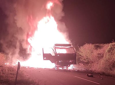 வெள்ளக்கோவிலில் நடுரோட்டில் தீப்பிடித்த வேன்: 140 மூட்டைகள் தேங்காய் பருப்பு நாசம்