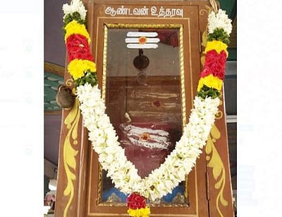 ஆண்டவன் உத்தரவு: சிவன்மலை முருகன் கோயிலில் குங்குமம் வைத்துப் பூஜை