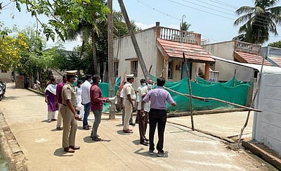 கரோனா அதிகரித்த பகுதிகளில் அரசுத் துறையினா் விழிப்புணா்வு