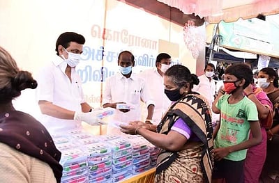 திமுக தலைவர் மு.க.ஸ்டாலின் பொதுமக்களுக்கு கரோனா தடுப்பு உபகரணங்கள் வழங்கல்