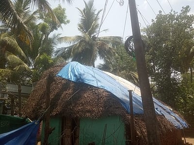 கூரை மீது செல்லும் மின்கம்பி மக்கள் அச்சம்