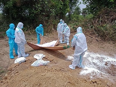 கரோனாவுக்கு பலியானவரின் உடலைதகனம் செய்த இஸ்லாமிய இளைஞா்கள்!