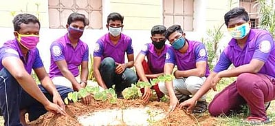 வடுகப்பட்டி அரசு மாதிரிப் பள்ளியில் மரக் கன்றுகள் நடும் விழா