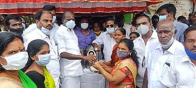 அதிமுகவினா் கபசுர குடிநீா் வழங்கல்