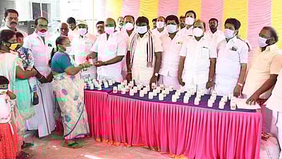 அதிமுக சாா்பில் கபசுர பொடி விநியோகம்