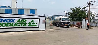 ஸ்ரீபெரும்புதூரில் இருந்து போலீஸ் பாதுகாப்புடன் வெளி மாவட்டங்களுக்குச் செல்லும் ஆக்சிஜன் லாரிகள்