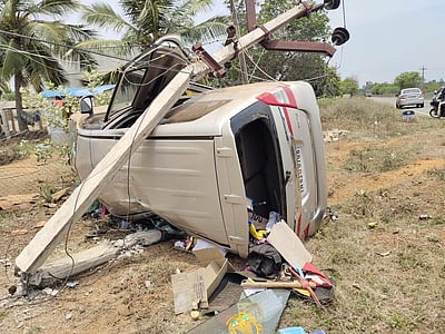 கார் கவிழ்ந்து விபத்து: சிவகங்கை மாவட்ட ஆட்சியர் காயம்