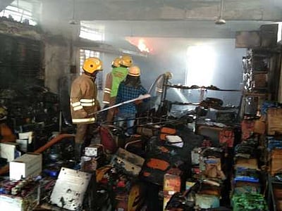 பேட்டரி கடையில் தீ விபத்து