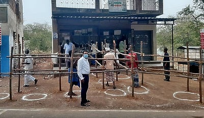 மதுக்கடைகளில் தடுப்பு வேலிகள் அமைப்பு