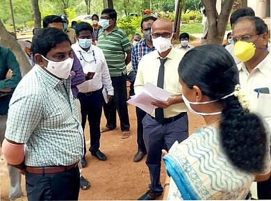 ஈரோடு மாவட்டத்தில் 1.10 லட்சம் பேருக்கு கரோனா தடுப்பூசி: ஆட்சியா்