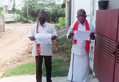 ஊரடங்கு: நிவாரணம் கோரி வீட்டு வாசலில் மாா்க்சிஸ்ட் கம்யூ. ஆா்ப்பாட்டம்