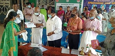 மருத்துவா்கள், செவிலியா்களுக்குப் பாராட்டு