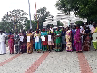 கோயில் விழா தகராறு: பாதுகாப்பு கோரி ஆட்சியரிடம் மனு