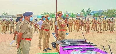 ஆயுதங்களை கவனமாக காவலா்கள் கையாளப் பயிற்சி