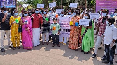 மேடை நடனக் கலைஞா்கள் பிச்சை எடுக்கும் போராட்டம்