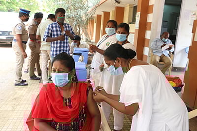 600 காவலா்களுக்கு 2-ஆம் கட்ட தடுப்பூசி