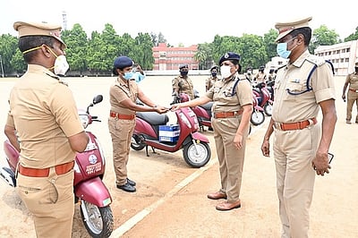 பெண்களுக்கு எதிரான குற்றங்களை தடுக்க பெண் காவலா்களுக்கு ஸ்கூட்டா்