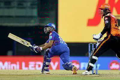 ப்ரித்வி ஷா அதிரடி: சன்ரைஸா்ஸ் ஹைதராபாத்துக்கு 160 ரன்கள் இலக்கு