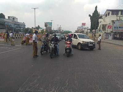 ஊரடங்கு: சென்னையில் காவல்துறையினர் தீவிர சோதனை