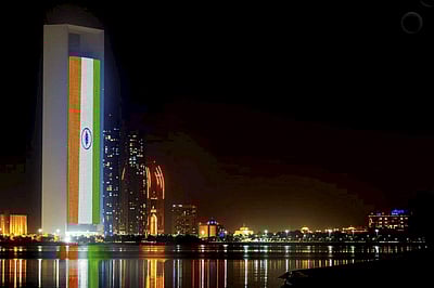 ஸ்டே ஸ்ட்ராங் இந்தியா வரிகளுடன் ஒளிரும் புர்ஜ் கலிபா கட்டடம்  - படங்கள்