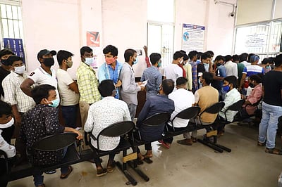 திருப்பூர் ரயில் நிலையத்தில் குவியும் வடமாநிலத் தொழிலாளர்கள்