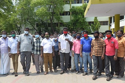 ஈரோடு ஆட்சியர் அலுவலகத்தில் முடி திருத்துவோர், அழகு கலை நிபுணர்கள் மனு