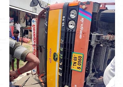 சிவன்மலை அருகே சரக்கு வேன் கவிழ்ந்து விபத்து