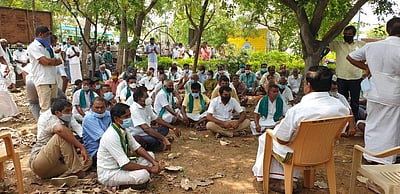 தாராபுரம் சார் ஆட்சியர் அலுவலகத்தில் விவசாயிகள் தர்னா