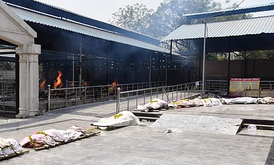 தொடர்ந்து எரியும் தகன மேடைகள்: வரிசையில் காத்திருக்கும் சடலங்கள்