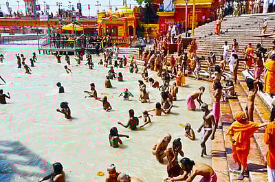 கும்பமேளா: கங்கையில் புனித நீராடிய பக்தர்கள் - படங்கள்