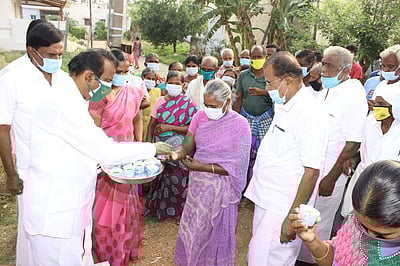 சென்னிமலையில் திமுக சார்பில் பொதுமக்களுக்கு முகக்கவசம், கபசுர குடிநீர்