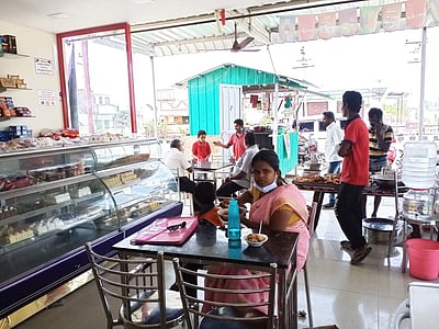 கூலி வேலைக்குச் செல்லும் பள்ளி மாணவர்கள்