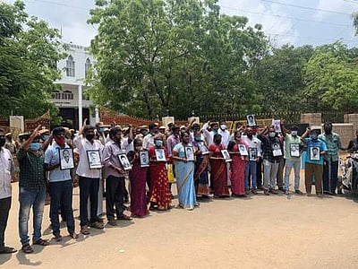 ஸ்டெர்லைட் ஆக்சிஜன் உற்பத்திக்கு அனுமதி வழங்கக் கூடாது: இறந்தவர்களின் புகைப்படத்துடன் ஆட்சியர் அலுவலகம் முற்றுகை