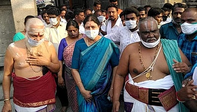 காமாட்சியம்மன் கோயிலில் சசிகலா சுவாமி தரிசனம்