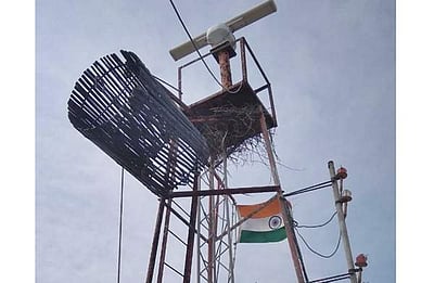 காரைக்கால் துறைமுகத்தில் 1-ஆம் எண் புயல் எச்சரிக்கை கூண்டு ஏற்றம்