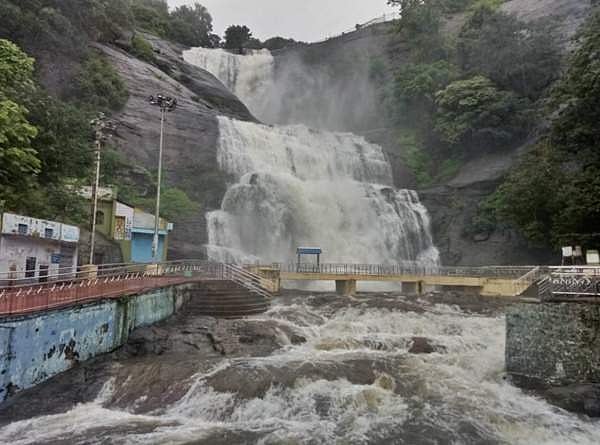 அருவிகளின் நகரை கைப்பற்றப்போவது யாா்?